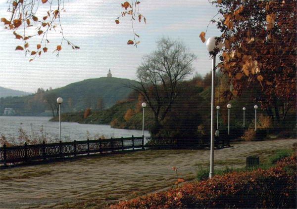 Набережная городского пруда. Лисья гора со сторожевой башней, построенной в 1818 году.
