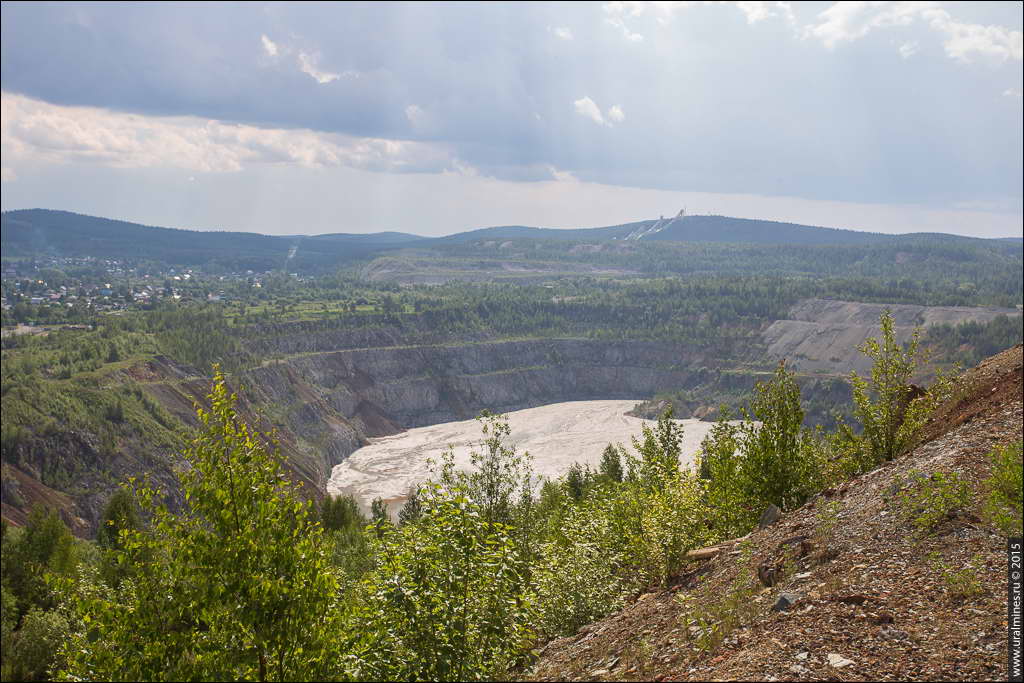 Главный карьер Высокогорского рудника, заполняемый шламами с МОФ