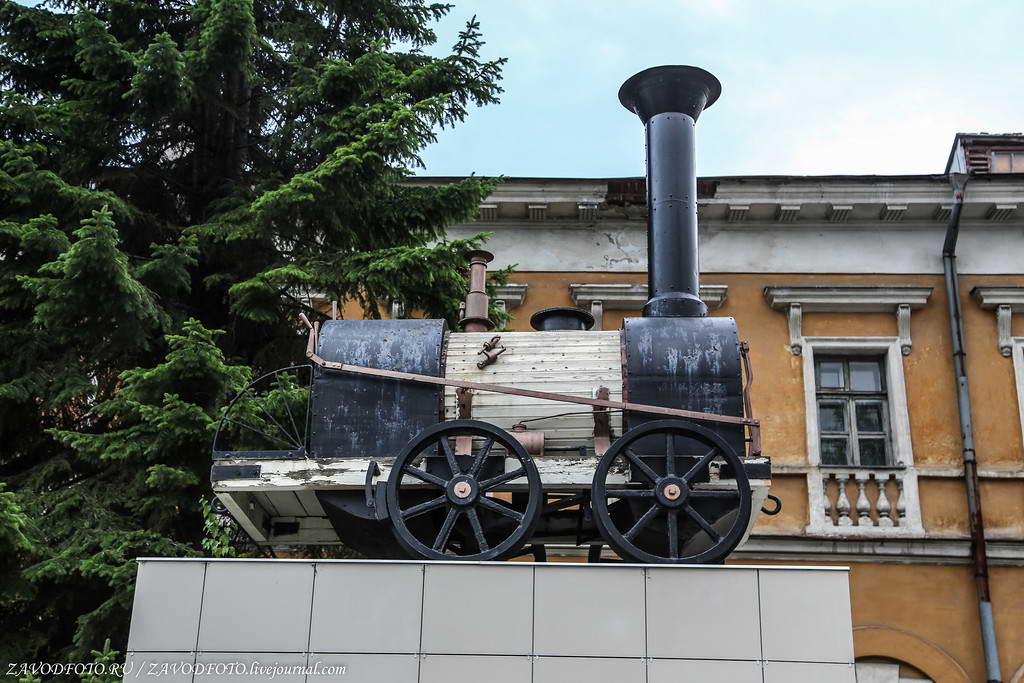Макет паровоза отца и сына Черепановых у музея