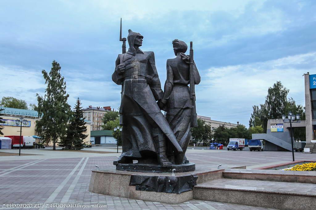Памятник первым комсомольцам на площади у Современника