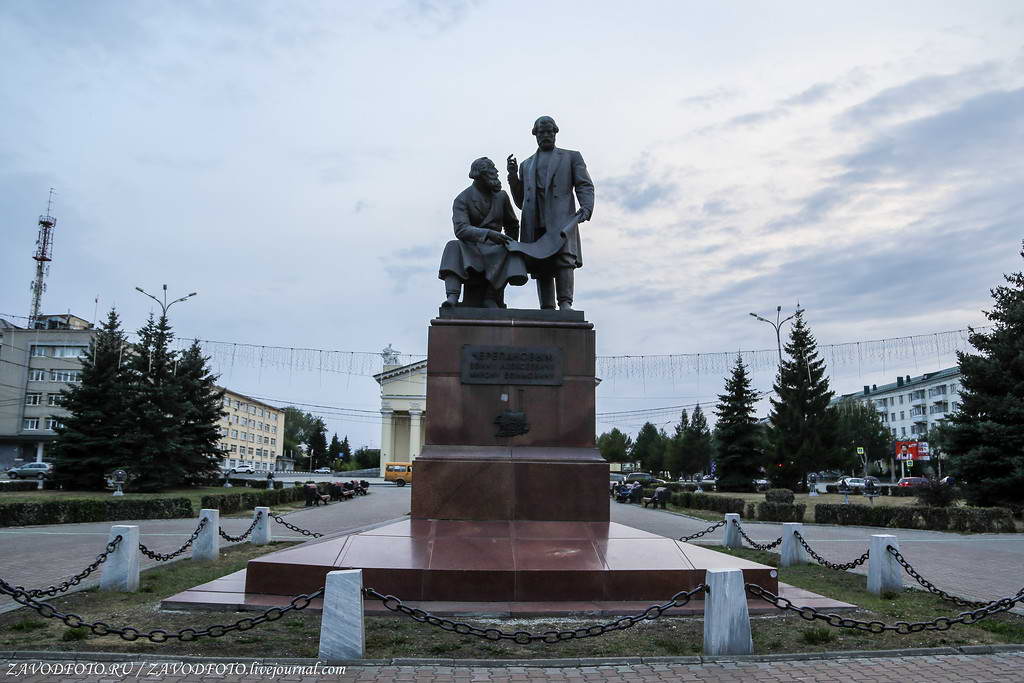 Памятник отцу и сыну Е.А. и М.Е. Черепановым