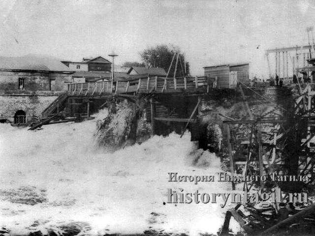 Наводнение 1927 г. Нижнетагильский металлургический завод во время наводнения (фото 1927 г.)