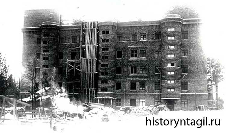 Строительство дома №6 по ул. Патона. 1930-е годы. Подъезды со стороны улицы Патона.