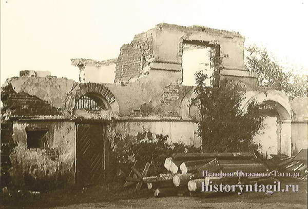 Господский дом, дворовые постройки. 1950-е годы. Фото И.А. Орлова