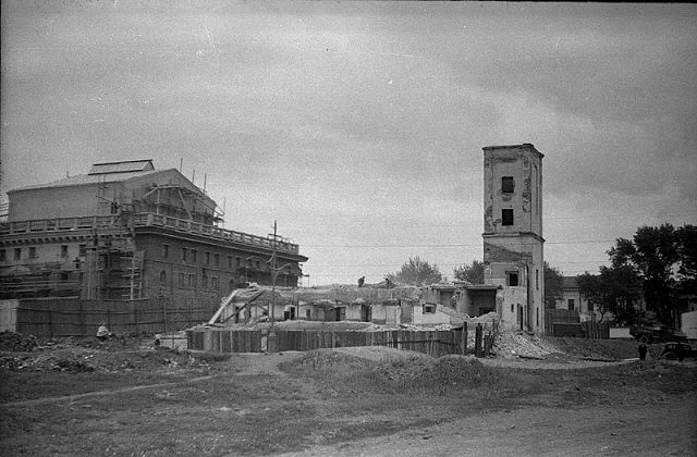 Вид на строительство драматического театра. Рядом - разрушенная пожарная часть и пожарная каланча. Фото 1954 года