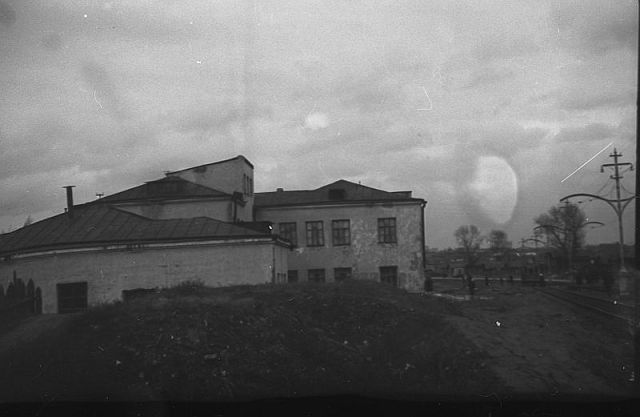 Вид на будущую театральную площадь с пр. Ленина. Справа строительство драматического театра. Фото 1954 года