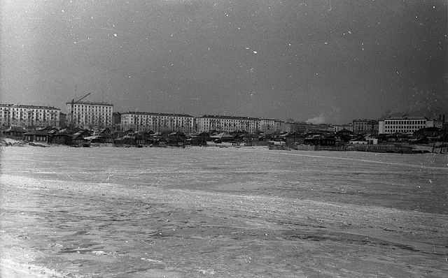 Левая сторона пр. Строителей. Справа школа 64. Зима 1958-1959 гг.