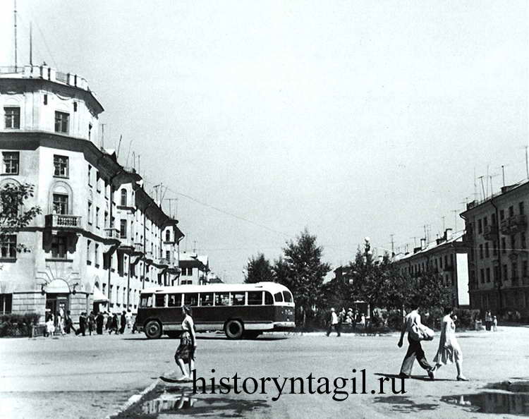 Перекресток ул. Сталина (пр. Вагоностроителей) и бульвара Хмельницкого (пр. Дзержинского). 1961 год