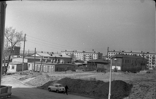 За драматическим театром. Слева - угол второй городской больницы, построенной в 1963 году. Вдали слева - дома на углу ул. Первомайской и пр. Ленина. Фото первой половины 1960-х гг.