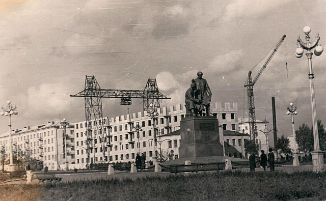 Вид на театральную площадь и строительство жилых домов по пр. Ленина. Начало 1960-х гг.