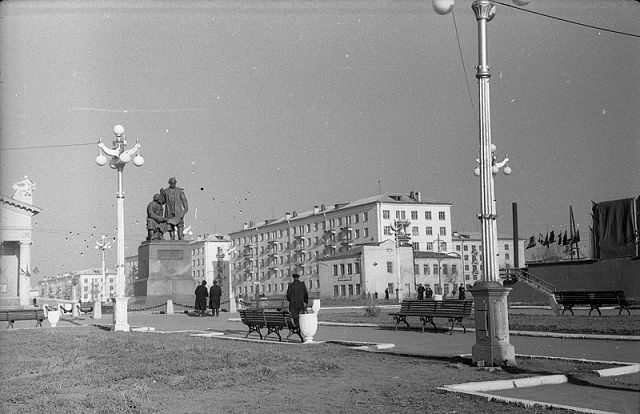 Вид на театральную площадь и пр. Ленина. На углу Ленина и Пархоменко еще стоит котельная. Фото начала 1960-х гг.