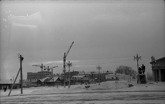 Театральная площадь. Вид на строительство второй городской больницы и жилого дома по ул. Пархоменко, 1. 1962-1963 гг.