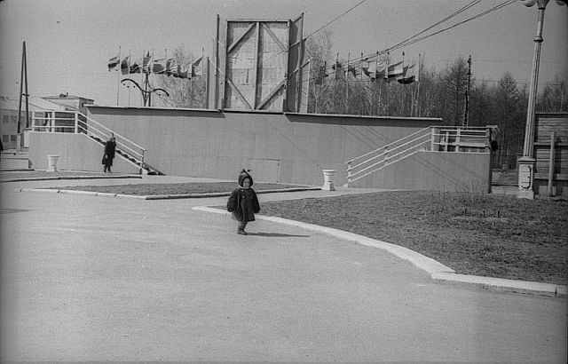 Трибуна на театральной площади. Раньше трибуна была временной, ее ставили каждый год на нечетной стороне пр. Ленина. Фото начала 1960-х гг.