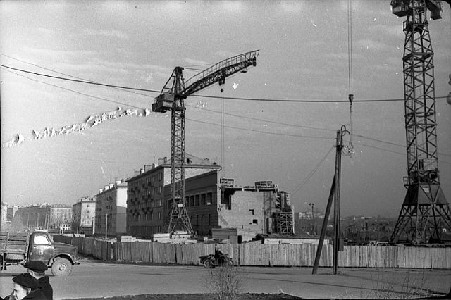 Строительство домов по пр. Строителей. Строительство здания центральной городской библиотеки. Вид с театральной площади. Первая половина 1960-х гг.
