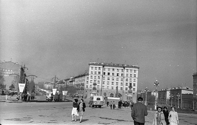 Театральная площадь. Вид на пр. Ленина и пр. Строителей. Начало 1960-х гг.