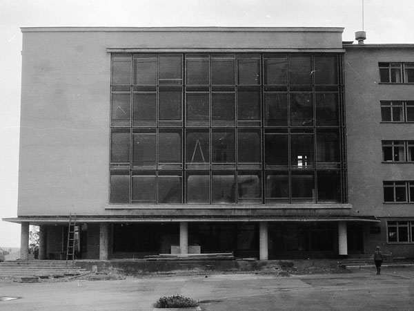 Театральная площадь. Завершение строительства здания администрации Нижнего Тагила (в то время здание предназначалось под университет марксизма-ленинизма). Август 1966 года