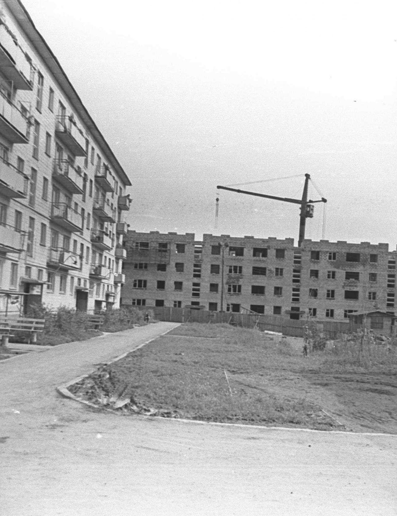 Выя, строится дом №30 по ул. Аганичева. Дом сдан в 1972 г.