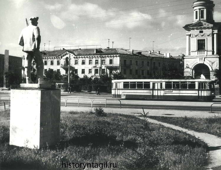 Трамвай ЛМ-57 на ул. Фрунзе (фото 70-х гг.)