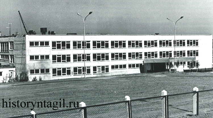 Здание школы №55 в микрорайоне №4 Пихтовые горы. 1985 г.