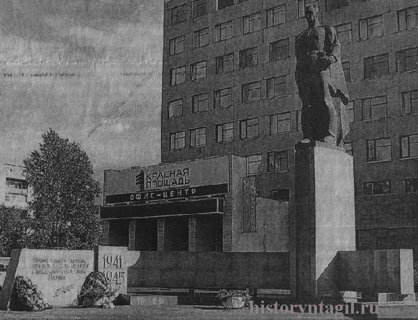 Памятник на площади у бывшего здания управления ВМЗ