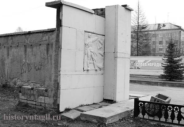Туалетных кабинок на площади Славы нет, поэтому подвыпившие тагильчане справляют нужду здесь