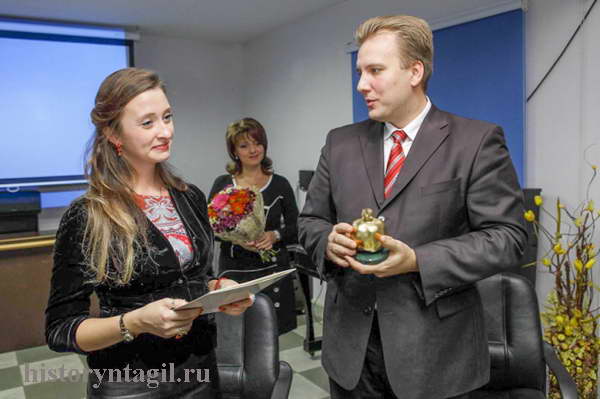Марк Калинин вручает приз Марине Соловьевой