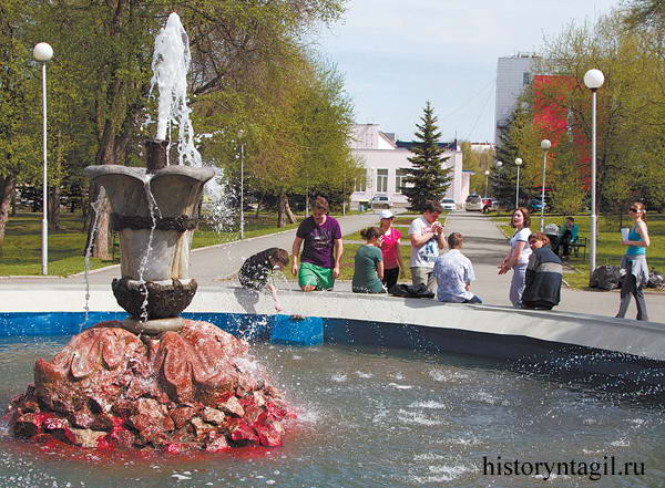 В Комсомольском сквере фонтан уже радует тагильчан