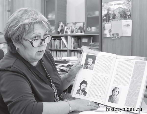 Директор школы Елена Куляшова демонстрируют изданную к юбилею книгу. ФОТО СЕРГЕЯ КАЗАНЦЕВА.