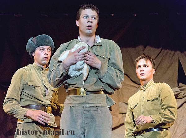 Фрагмент спектакля – школяры на войне (справа – Ярослав Жалнин).