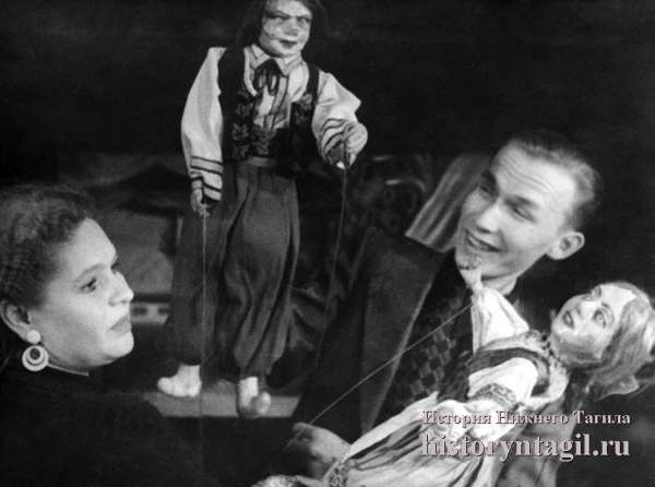 Актеры Нижнетагильского театра кукол Л.П. Козлова и Г. Федоров на репетиции. Фото 1940-е гг.