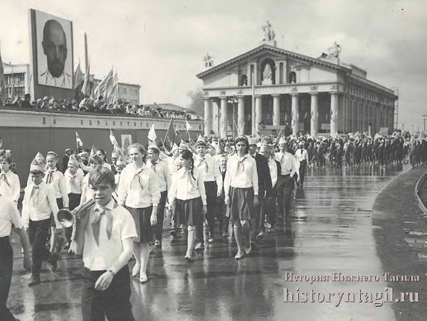 Проспект Ленина, здание драматического театра, трибуна. Майский парад 1966 года. Ученики школы №44.