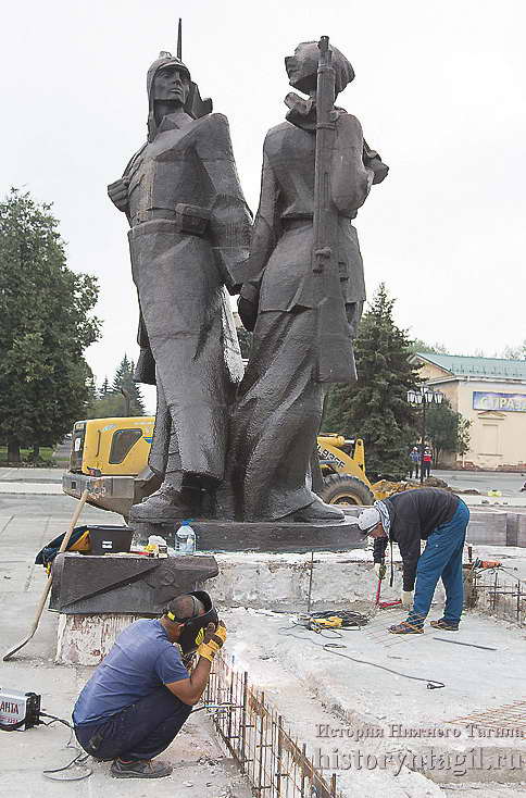 Реконструкция памятника первым комсомольцам