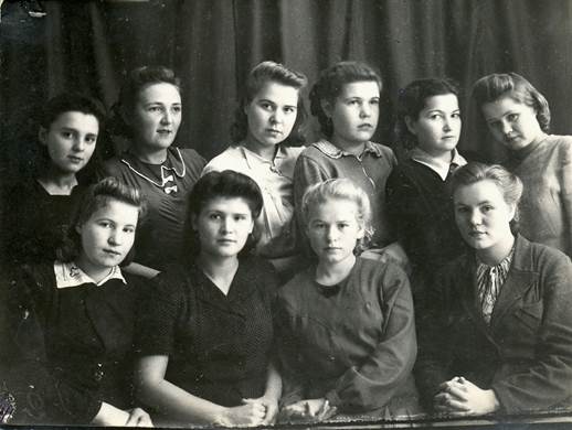 Девушки жили и учились вместе (население одной комнаты общежития). 1948 г.