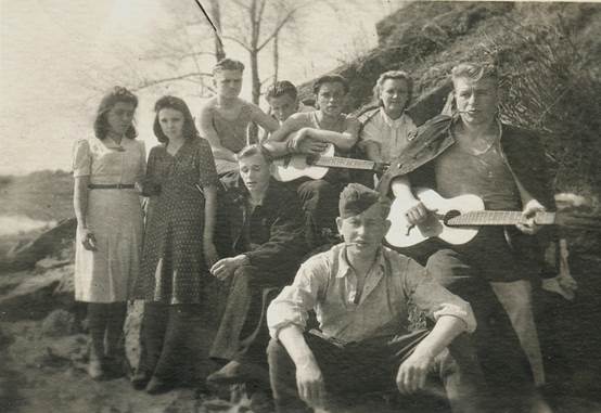 Группа студентов разных курсов на берегу пруда возле общежития. Ж. Бод вторая слева. 1 Мая 1948г.
