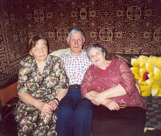 Встреча на 75-летнем юбилее:Рита Тюрина (Шестопалова) - Североуральск, Владимир Конев - Златоуст, Жозефина Бод (Грачёва) - Оренбург. 8 мая 2006 г.
