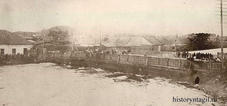 Зеленый мост у проходной завода Куйбышева до наводнения 1927 года...