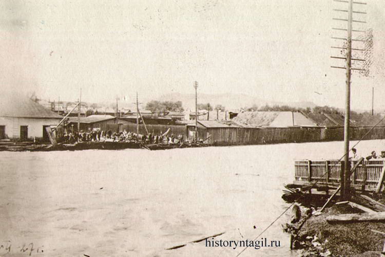 Зеленый мост у проходной завода Куйбышева после наводнения 1927 года...