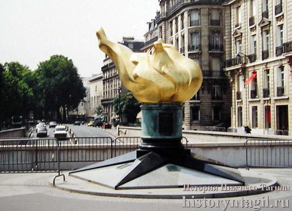 Копия факела Свободы в Париже