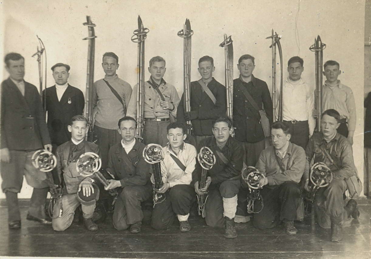 Отряд лыжников, рук. военпохода Шинкаренко Н.Г.  стоит второй слева