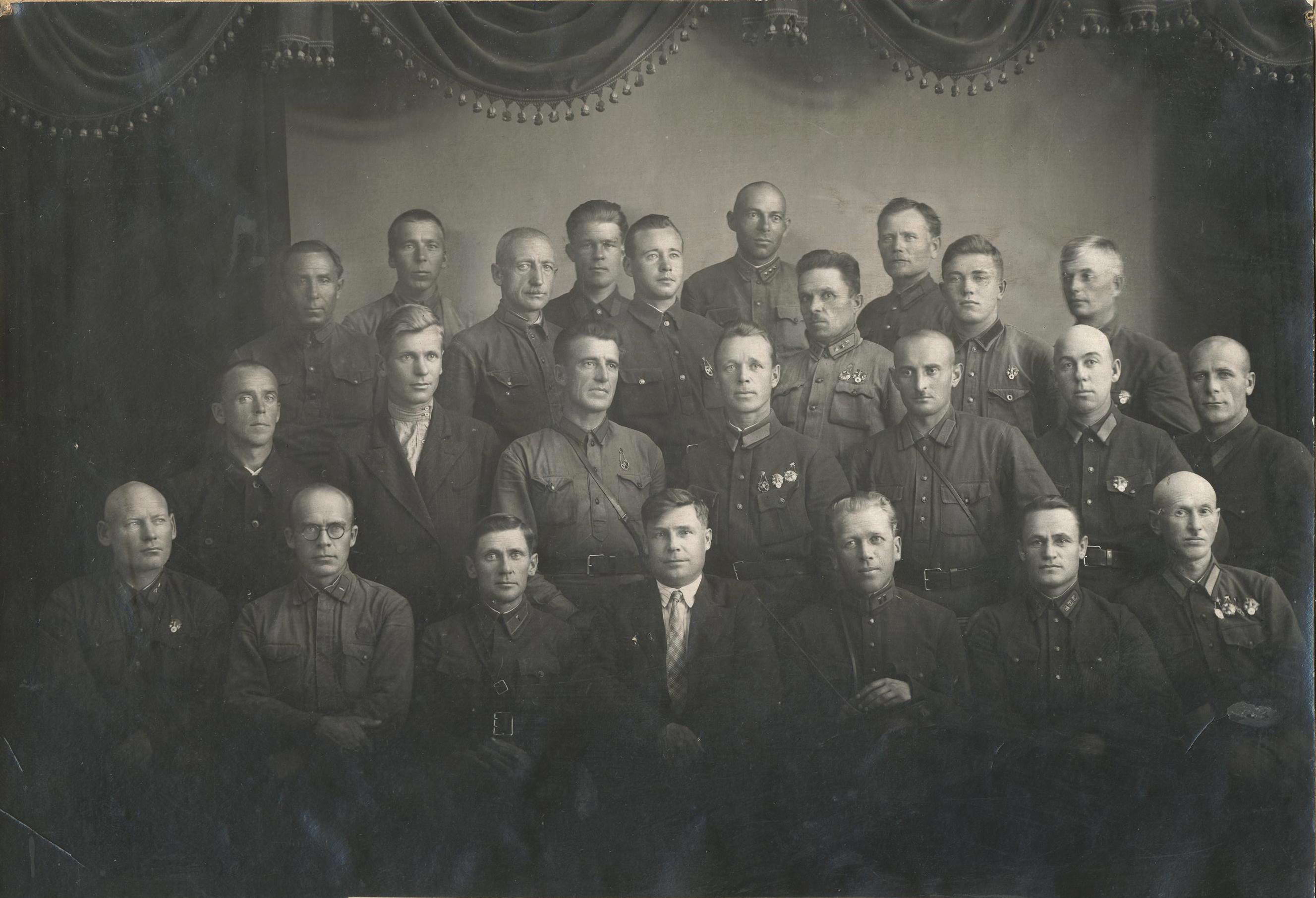 Сбор военруков города в конце 1930-х гг. в центре Борисов Л.И.