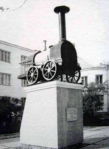 Памятник-макет паровозу Черепановых в Екатеринбурге, перед ДК Железнодорожников 