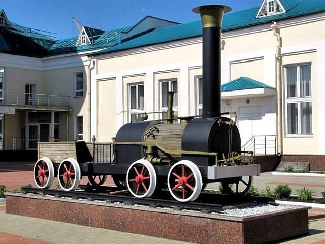 Памятник-макет паровозу Черепановых в Омске 