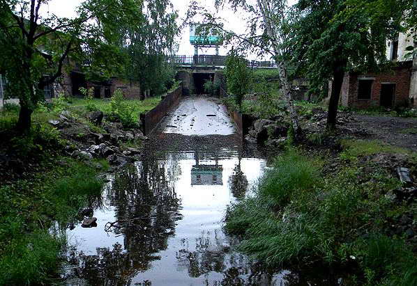 Вешнячий прорез (сброс) плотины Черноисточинского завода (фото 2010)