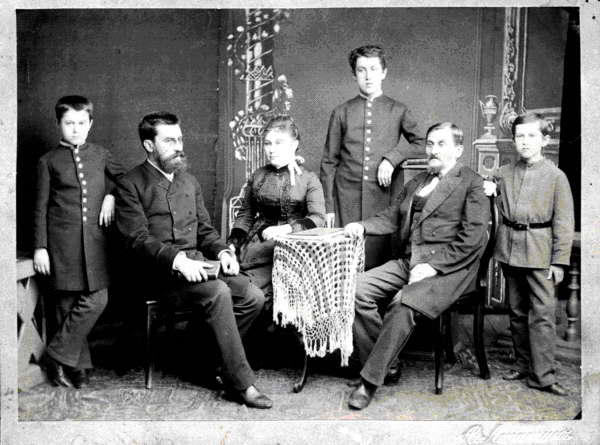 Павел Акинфиевич Стеблов (второй справа) с семьёй сына – Павла Павловича (фото из семейного архива Т. Б. Мальцевой)