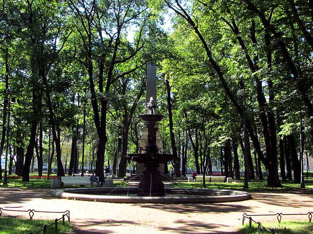 Соловьёвский сад. Вид на Румянцевский обелиск со стороны другого фонтана