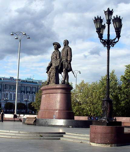 Памятник основателям Екатеринбурга Татищеву и де Геннину (в шляпе)