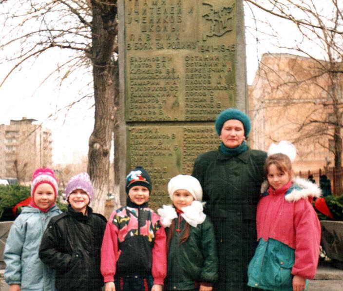 Памятник (фото 90-х г.)