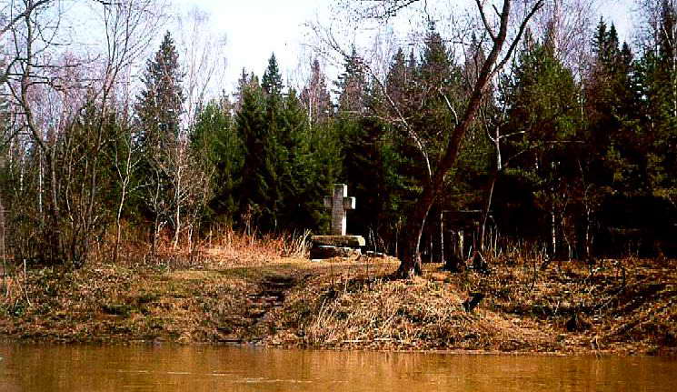 Памятный крест на берегу Чусовой