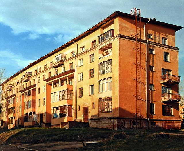 Жилой дом № 8 по ул. Жуковского (фото разных лет)