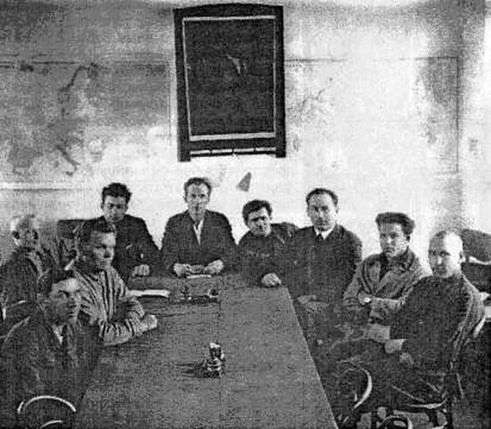 Б. С. Трахтер (третий справа) на заседании парткома КМЗ (фото 30-х гг.)